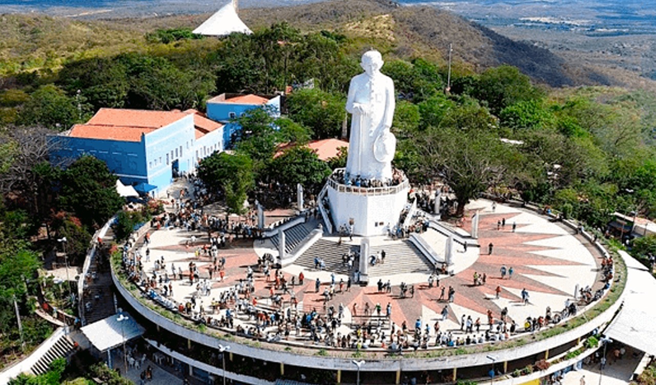 Photo of Cartagena's cathedral at the background and some colonial style houses