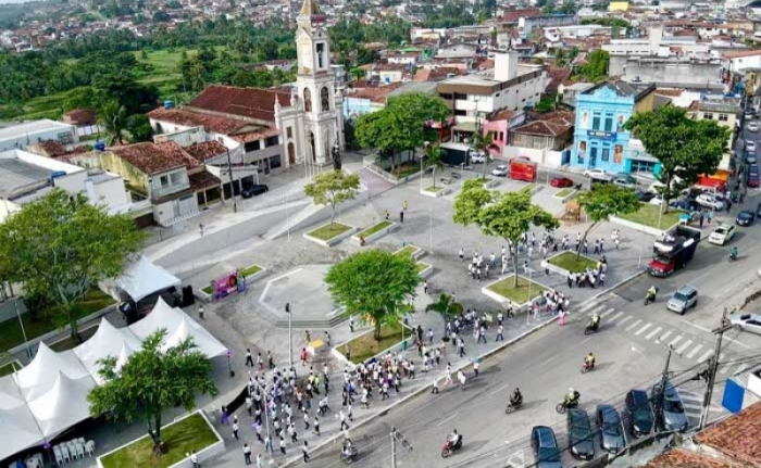 Photo of Cartagena's cathedral at the background and some colonial style houses