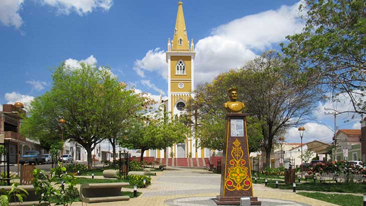 Photo of Cartagena's cathedral at the background and some colonial style houses