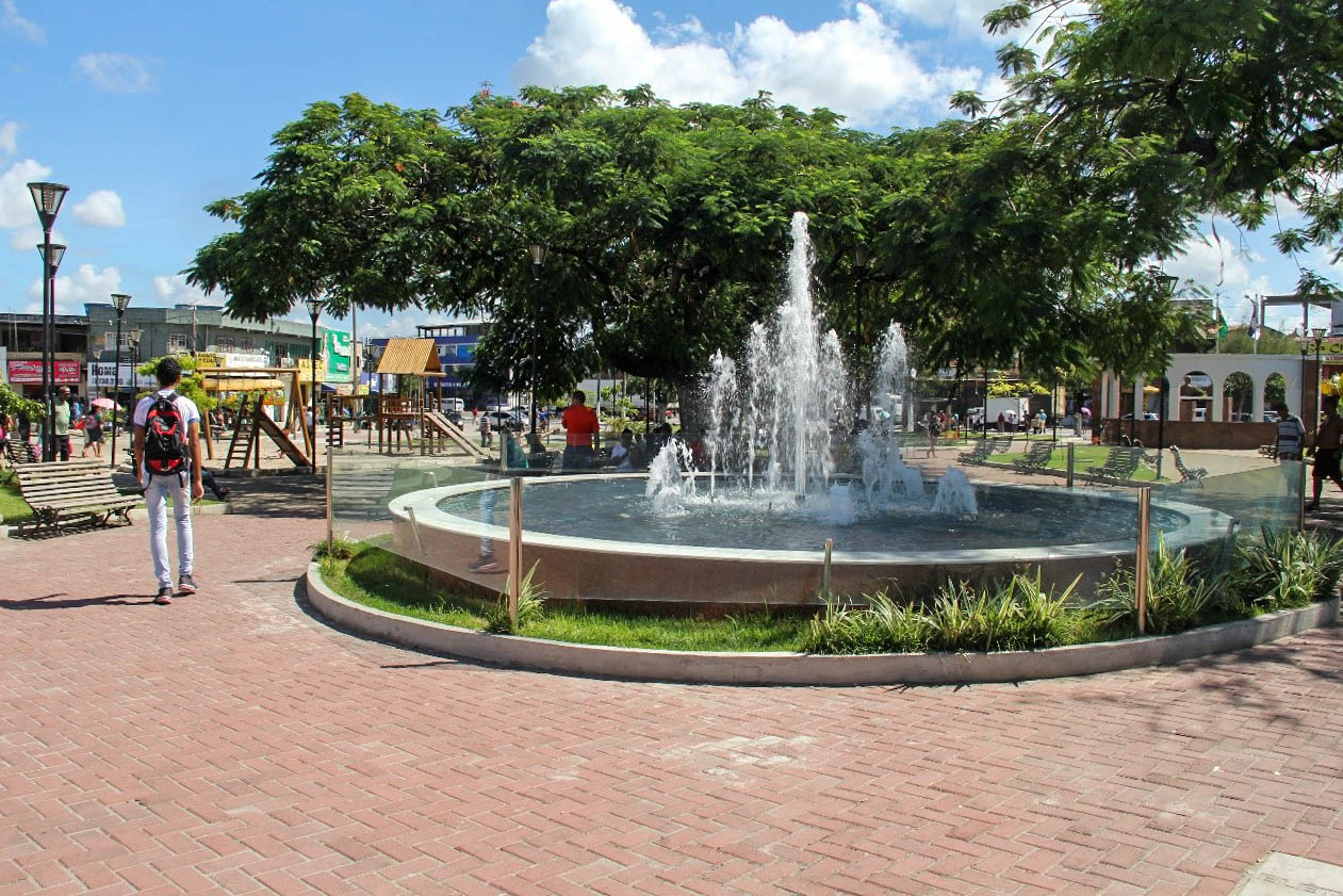 Photo of Cartagena's cathedral at the background and some colonial style houses