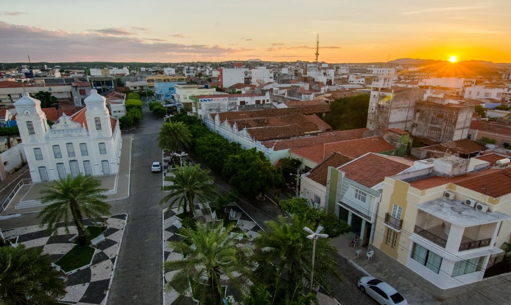 Photo of Cartagena's cathedral at the background and some colonial style houses