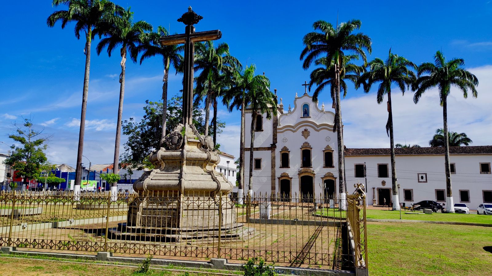 Photo of Cartagena's cathedral at the background and some colonial style houses