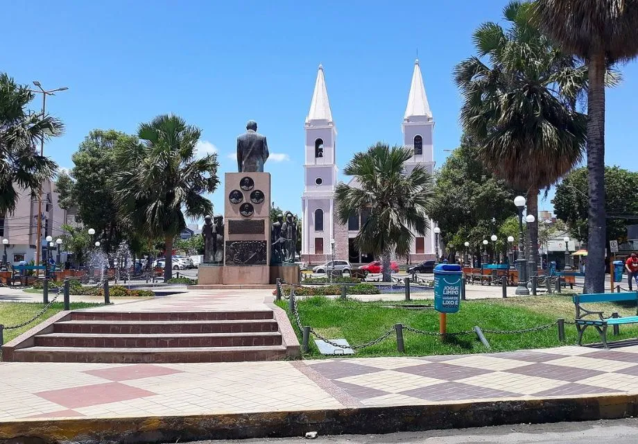 Photo of Cartagena's cathedral at the background and some colonial style houses