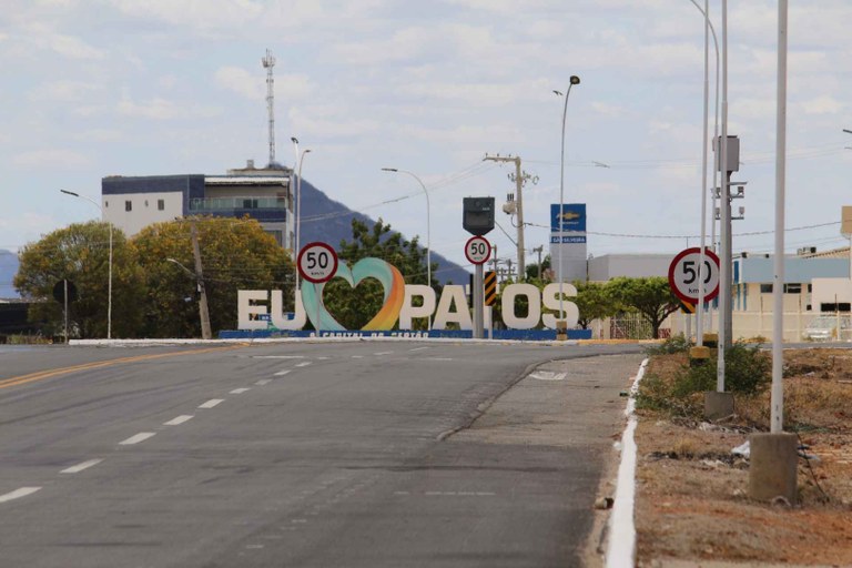 Photo of Cartagena's cathedral at the background and some colonial style houses