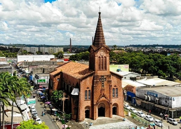 Photo of Cartagena's cathedral at the background and some colonial style houses