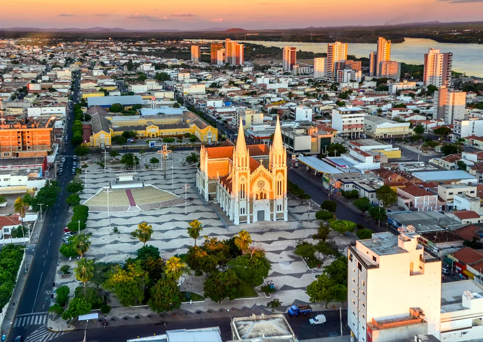 Photo of Cartagena's cathedral at the background and some colonial style houses