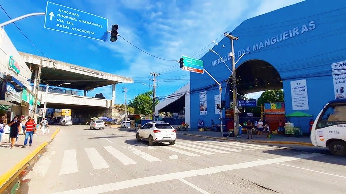 Photo of Cartagena's cathedral at the background and some colonial style houses